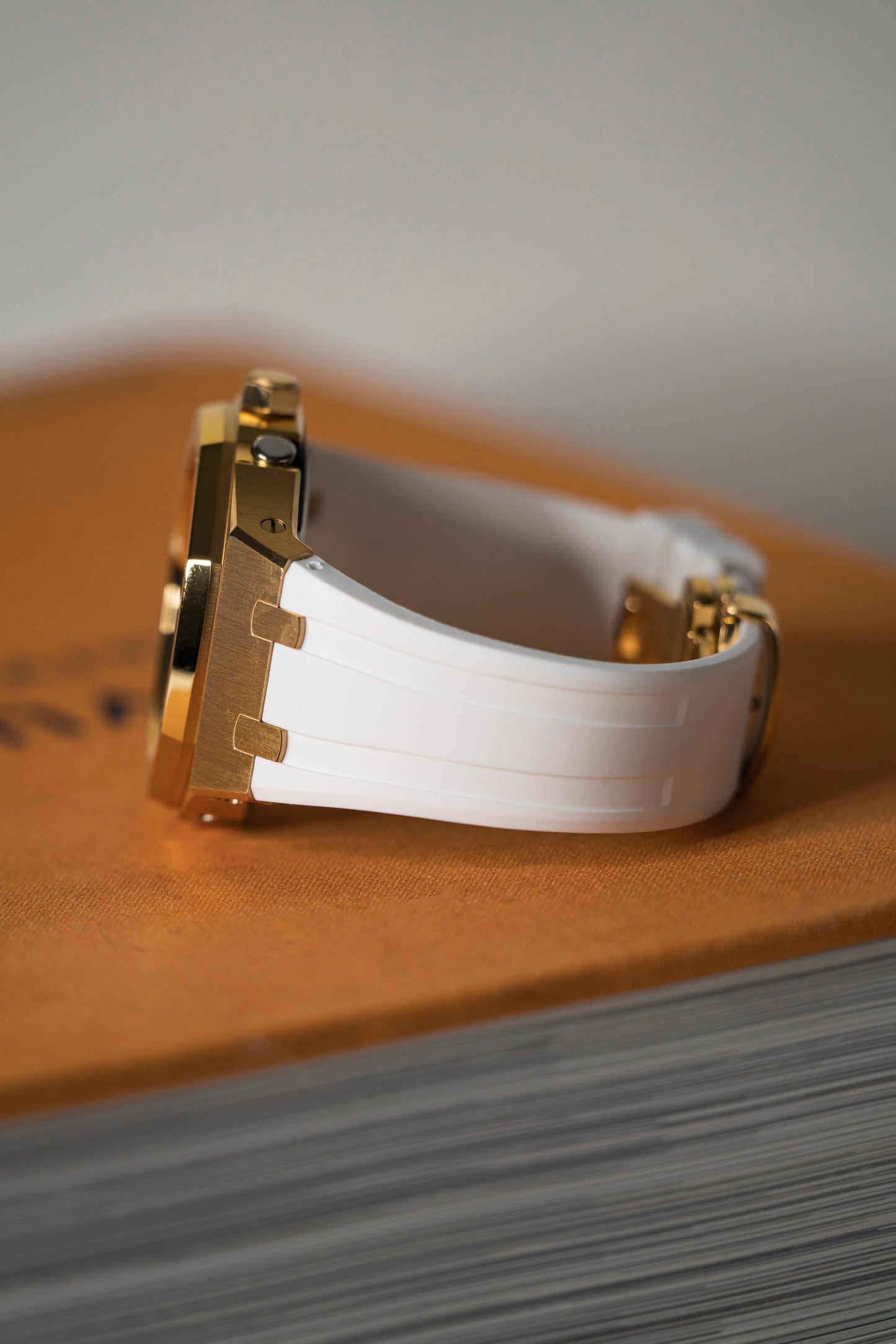 OAK RUBBER - WHITE ON GOLD